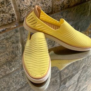 Women’s Sammy UGG  size 8 US . New.